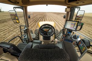 Challenger-1000Series-HHP-tractor-planting-WP9800-IMG_2662