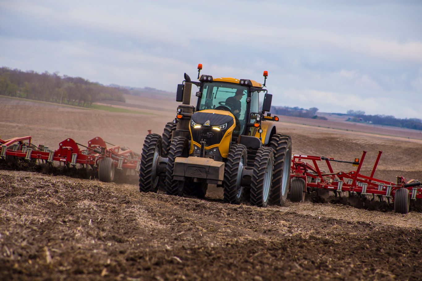 New Challenger® 1000 Series Tractors — This Year’s MustSee Solution