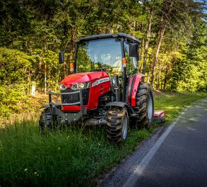 AGCO-NA-MF-2860M-cab-mowing-roadside-082020-668A4086