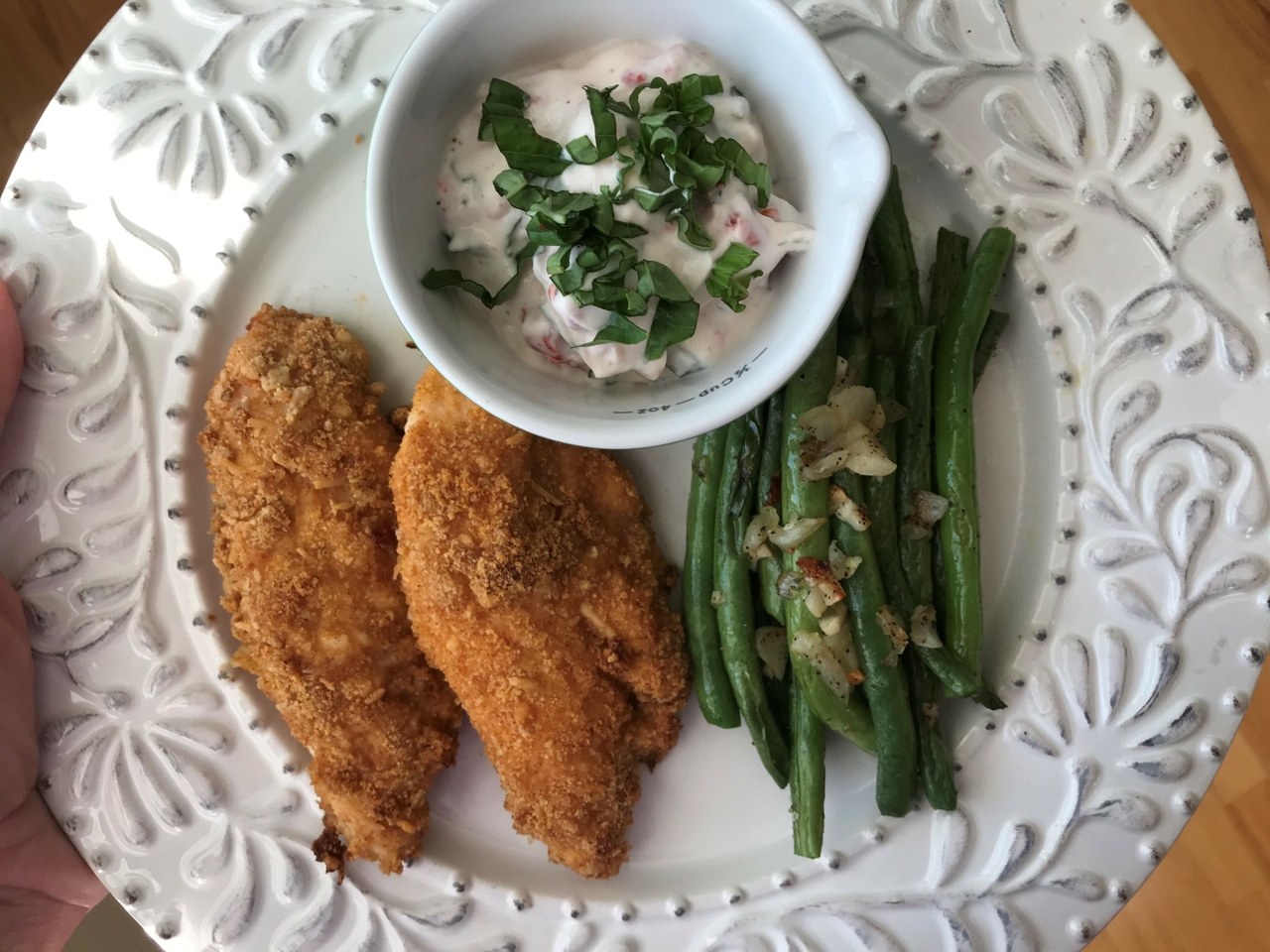 “Skinny” chicken tenders with green beans and red pepperbasil dipping