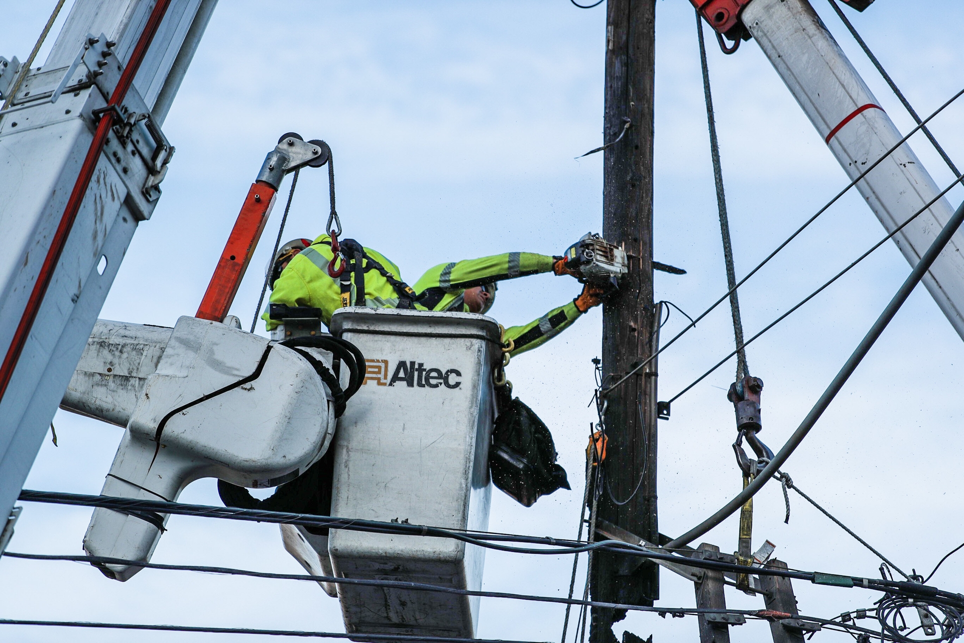 SCE crews make repairs in Malibu