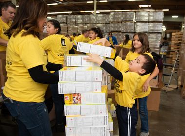 SCE Employees Celebrate the Holidays by Giving Back