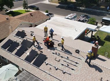 Edison Volunteers Help Families Transition to Clean Energy