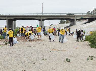 Edison Volunteers Join the Great L.A. River Cleanup