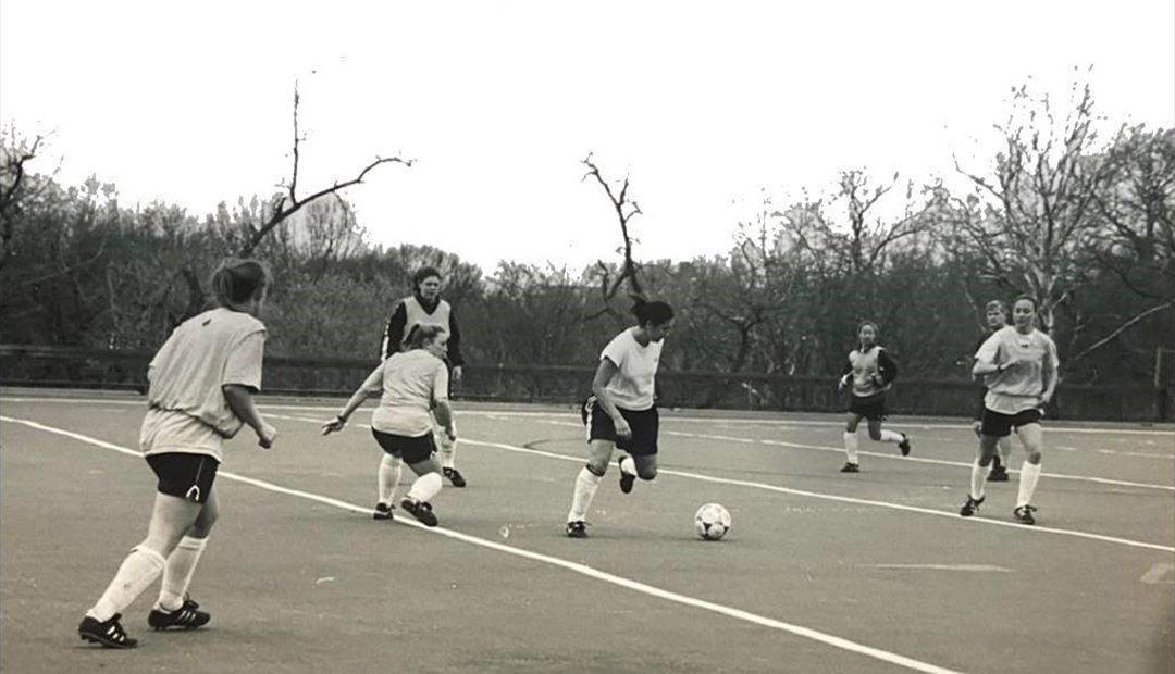 Elizabeth Seelman (center) practicing with Georgetown teammates.