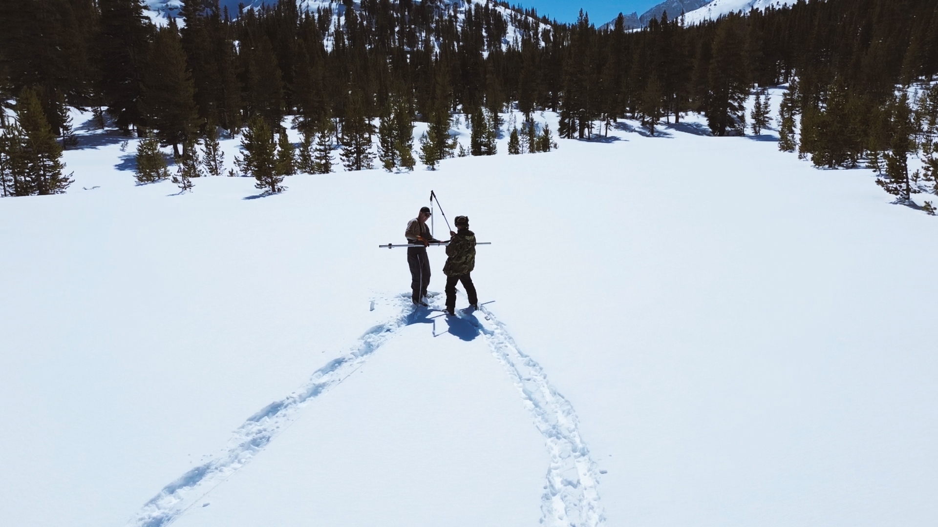 SCE hydrographers use specialized sampling techniques and instruments to collect accurate measurements of the snowpack’s density. 