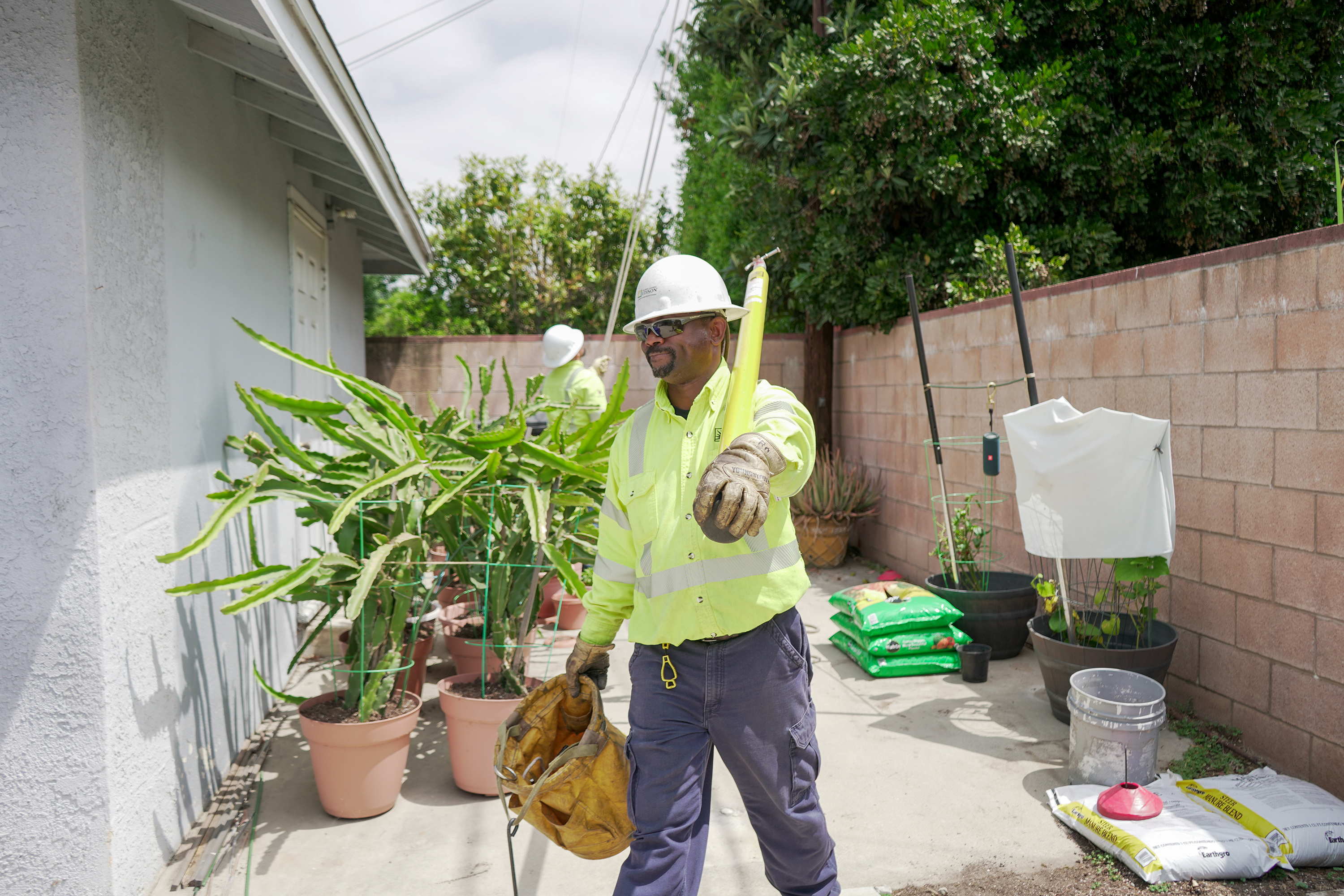 An SCE lineman crew changes out a cross arm and ensures electrical equipment is up to date in Arcadia. 