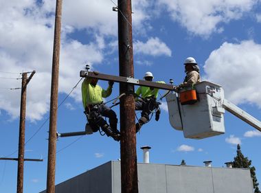 Lineworkers Alert Residents to House Fire