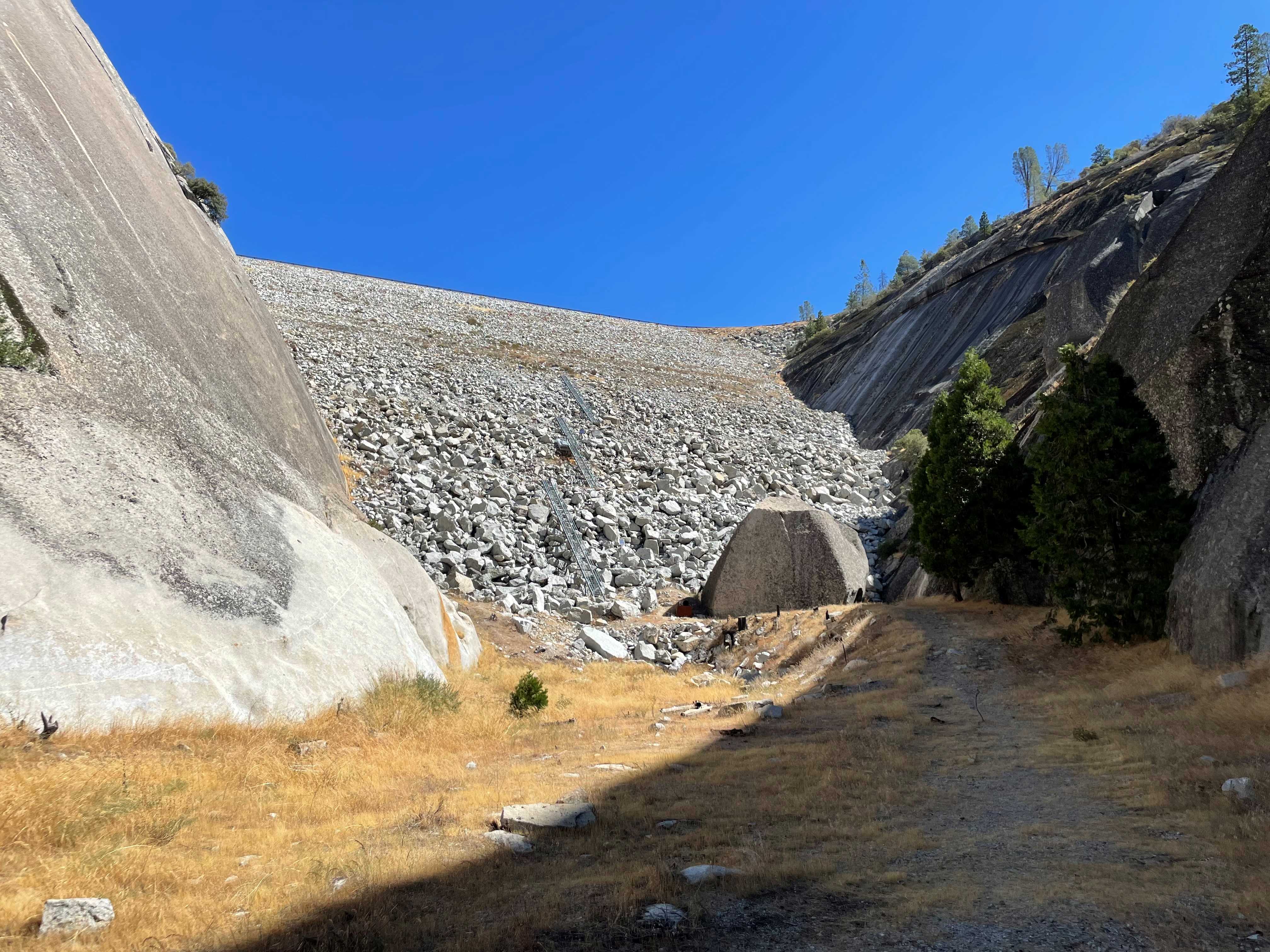 SCE’s vegetation and pest management program protects the dams from invasive brush and potential animal related hazards.