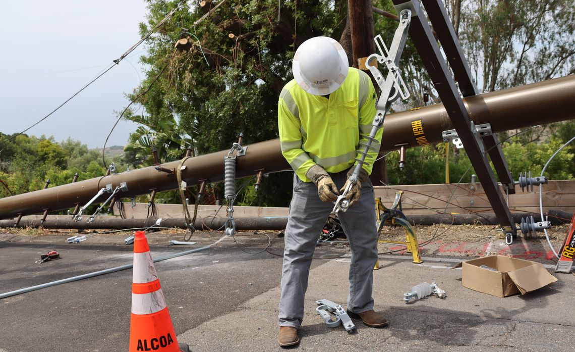 Using the DAC Omega device, SCE is allowing power lines to stretch safely as the land beneath the Palos Verdes Peninsula continues to shift.