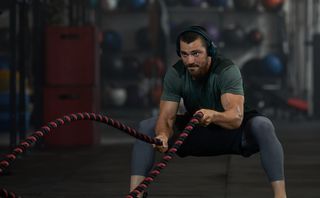 JBL UA Train é o fone de ouvido ideal para suportar a rotina de exercícios na academia
