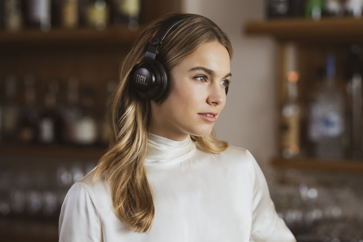 JBL_CLUB 700BT_Lifestyle Image_Bar