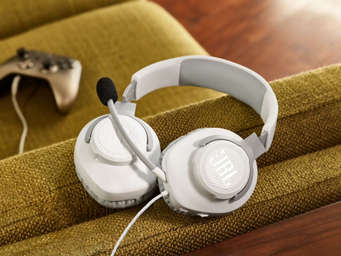 JBL_Quantum 100_White_Lifestyle Image_Still