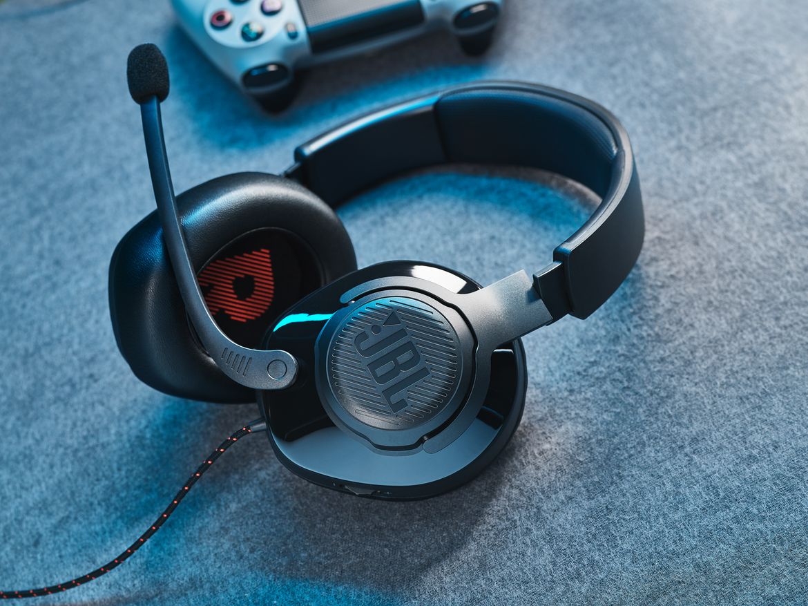 JBL_Quantum 200_300_Lifestyle Image_Still