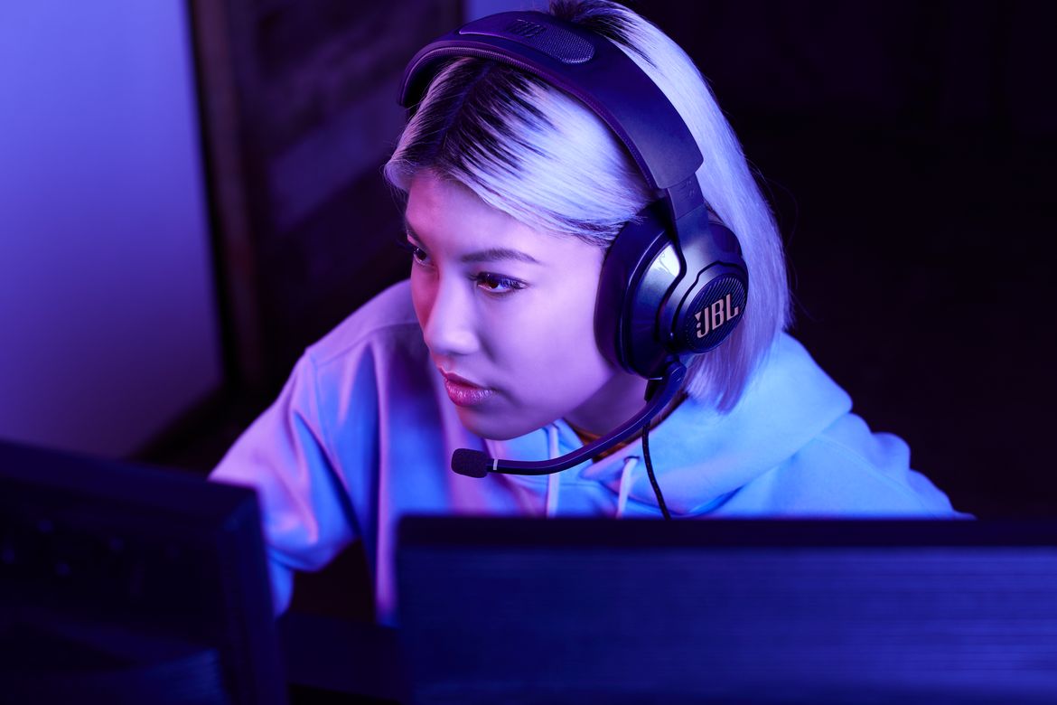 JBL_Quantum 400_Lifestyle Image_Streamer
