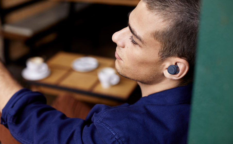 JBL_LIVE300TWS_Lifestyle_feature2