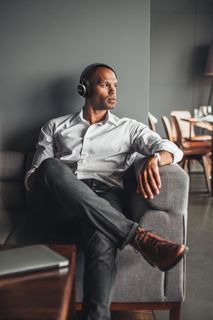 Harman Kardon_FLY ANC_Lifestyle Image_Lounge