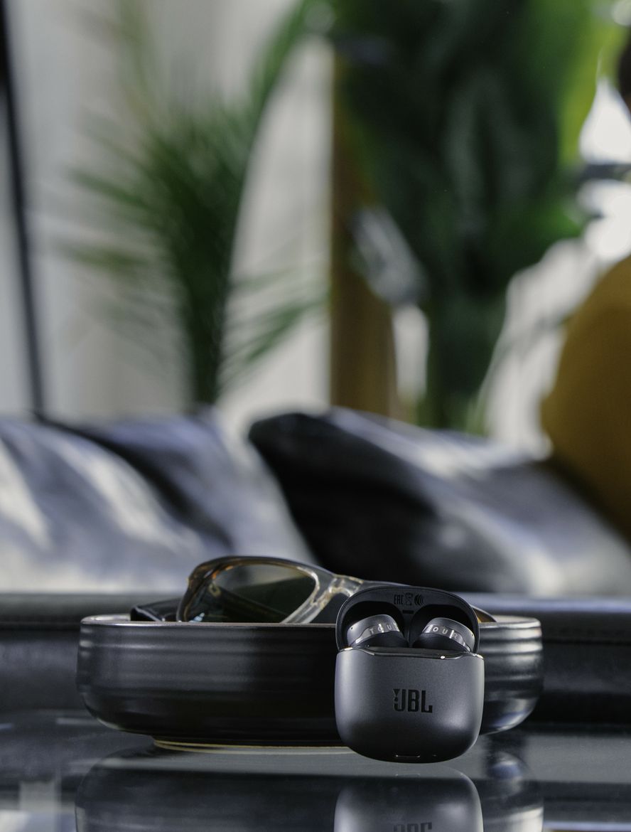 JBL_Lifestyle Image_Tour Pro TWS_Still