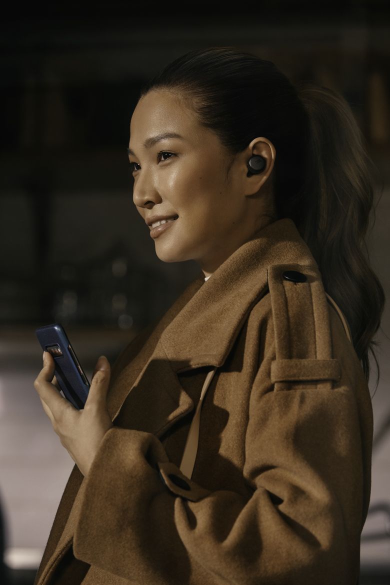 JBL_Tour Pro TWS_Lifestyle Image_01