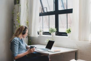 JBL_FREE_WFH_Lifestyle Image_Mic