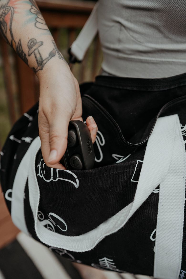 JBL_Wave_100TWS_Lifestyle Image_Black_Bag 2