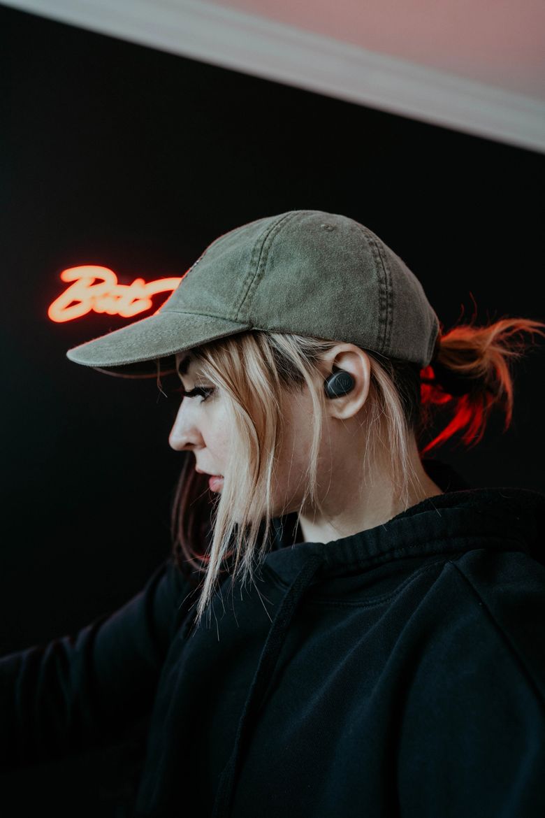 JBL_Wave_100TWS_Lifestyle Image_Black_Cap_2