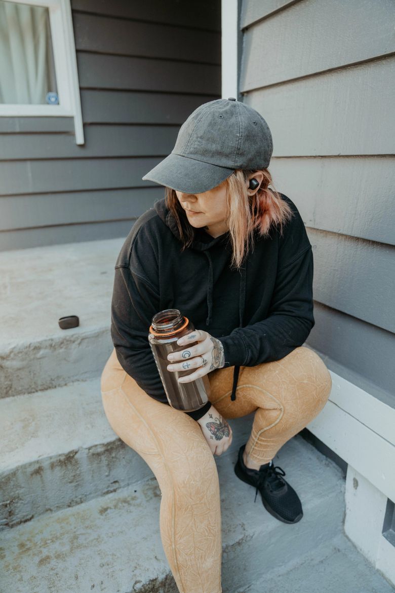 JBL_Wave_100TWS_Lifestyle Image_Black_Cap_3