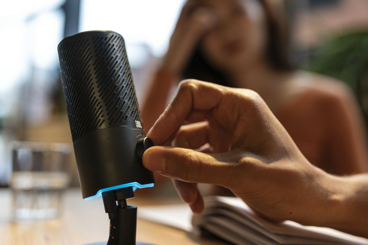 JBL Quantum Stream_Lifestyle Image_Volume