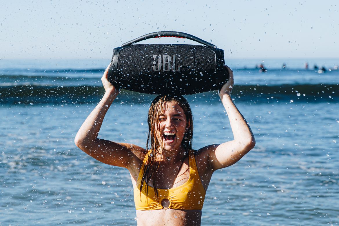 JBL Boombox 3 Beach Woman Splash 1