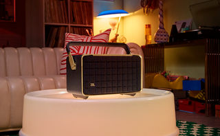 JBL_Authentics-300_Lifestyle01_904x560px