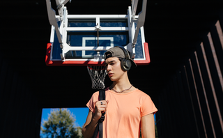 JBL_Tune_720BT_Lifestyle_Image_Black_904x560