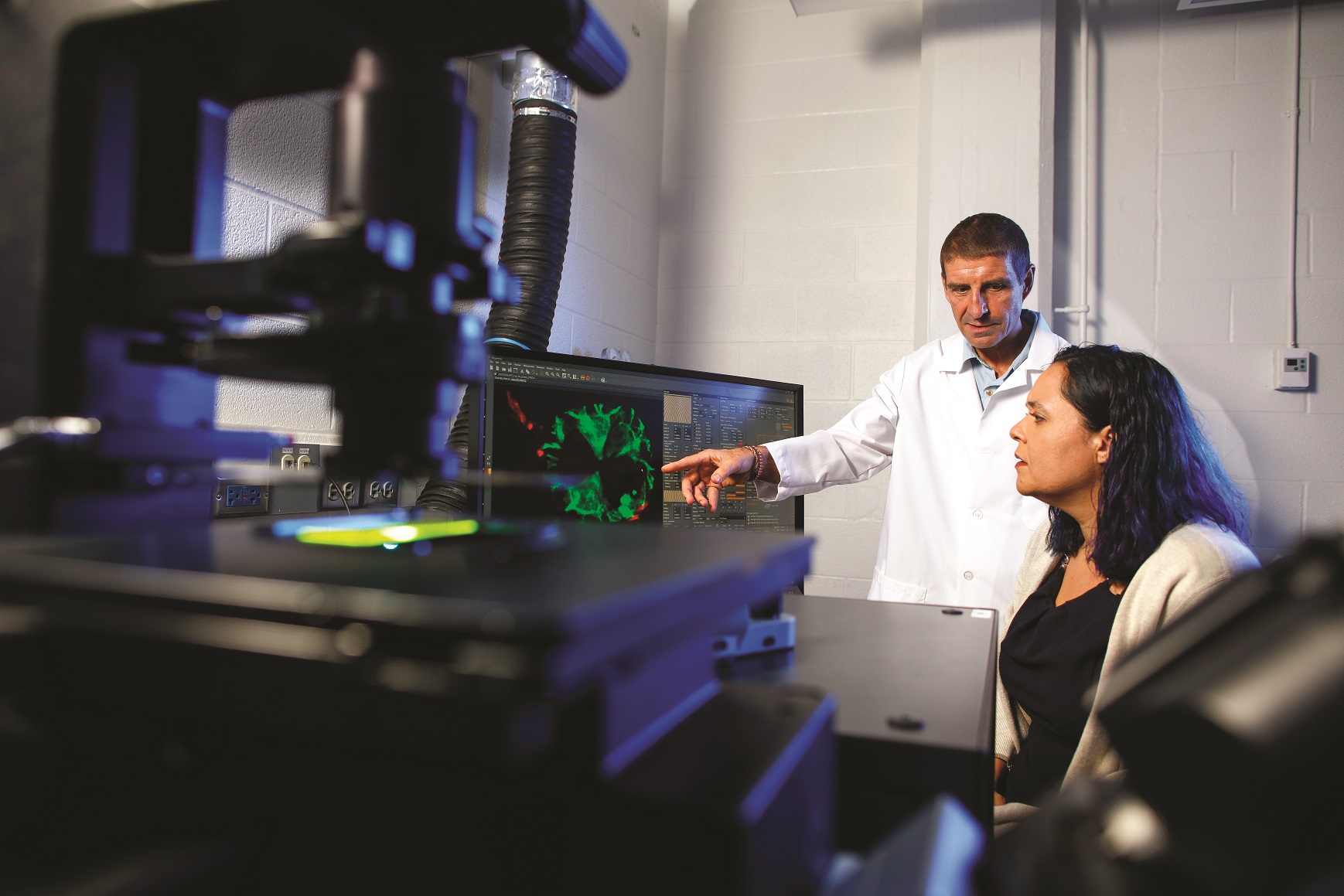 David I. Yule, PhD, and V. Kaye Thomas, PhD, at the STED microscope.