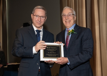 Dr. Eliav presents an award to Dr. Cianca