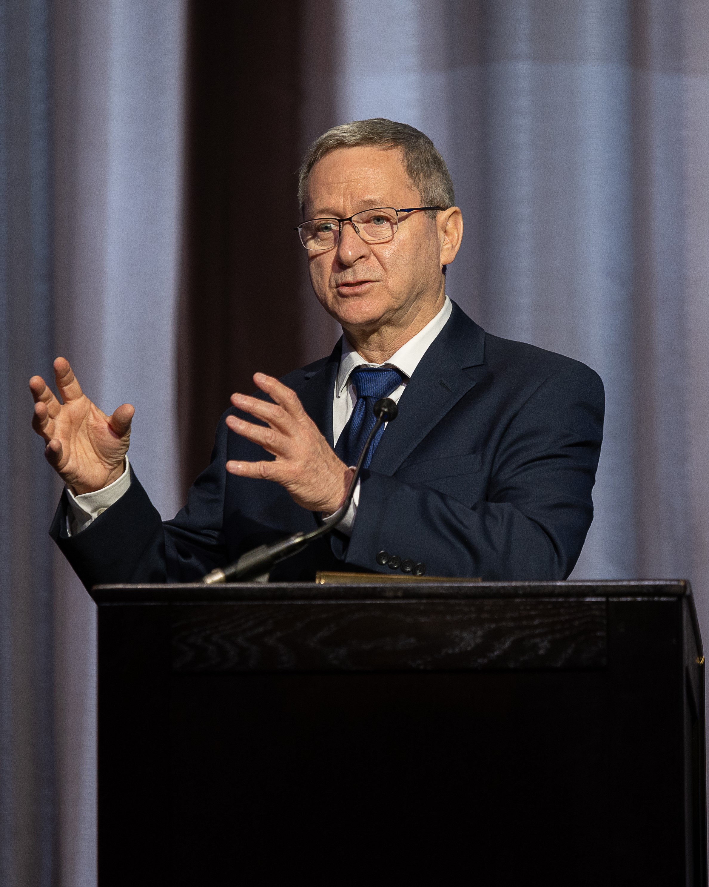Dr. Eliav at the podium