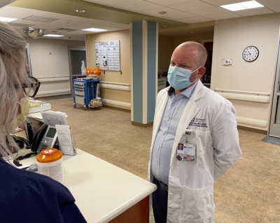 Jason Cooke en la UCI del Novant Health Presbyterian Medical Center. Jason Cooke rounding