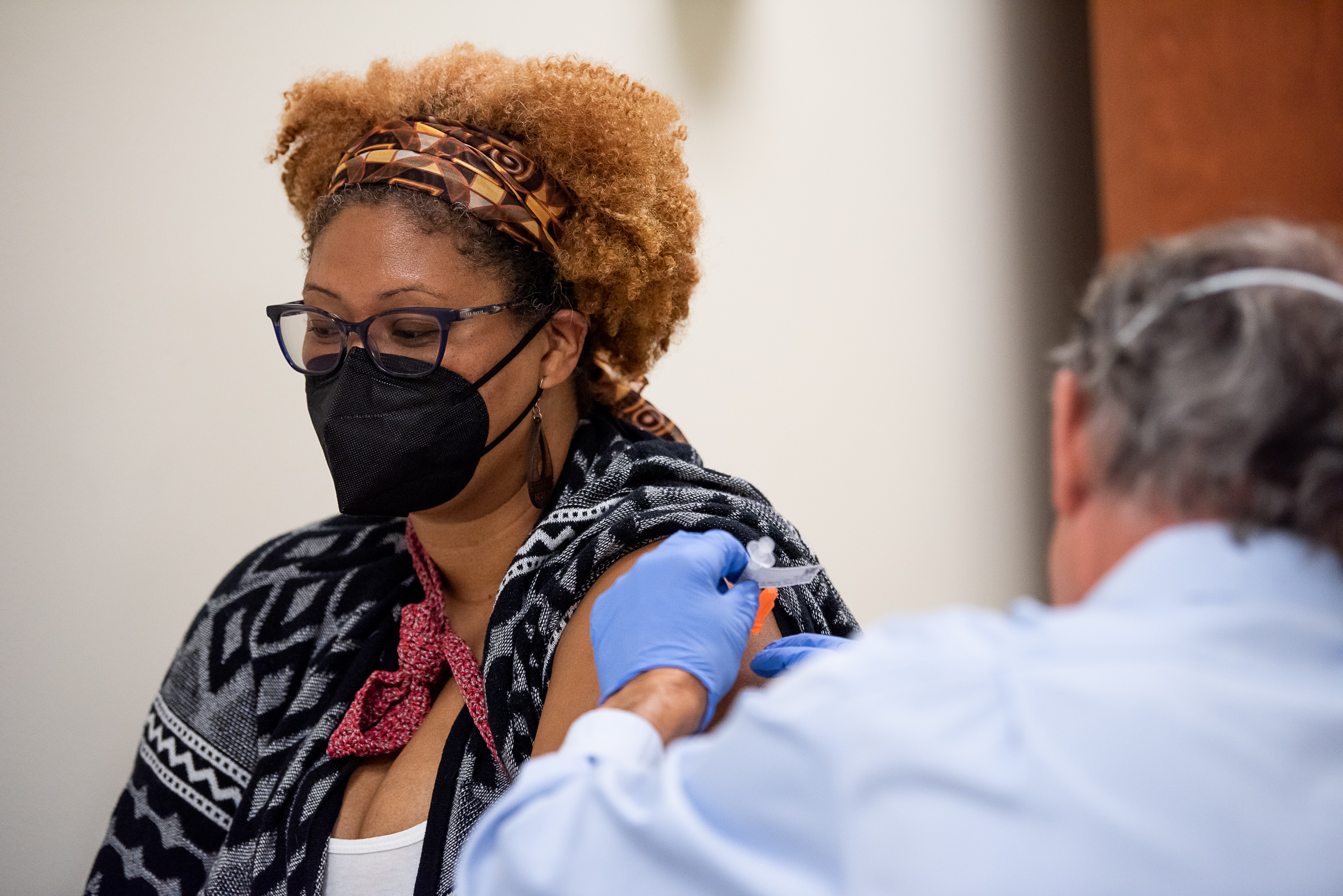 Jasmine Hines recibe la vacuna COVID-19 en Novant Health Medical Group - Huntersville. AKH_6054