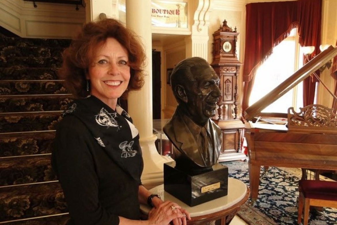 Peggie Fariss with sculpture of Walt Disney