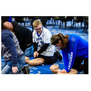 Los Colts de la NFL llevan la educación en RCP al fútbol Flag para mejorar los resultados de las emergencias cardíacas