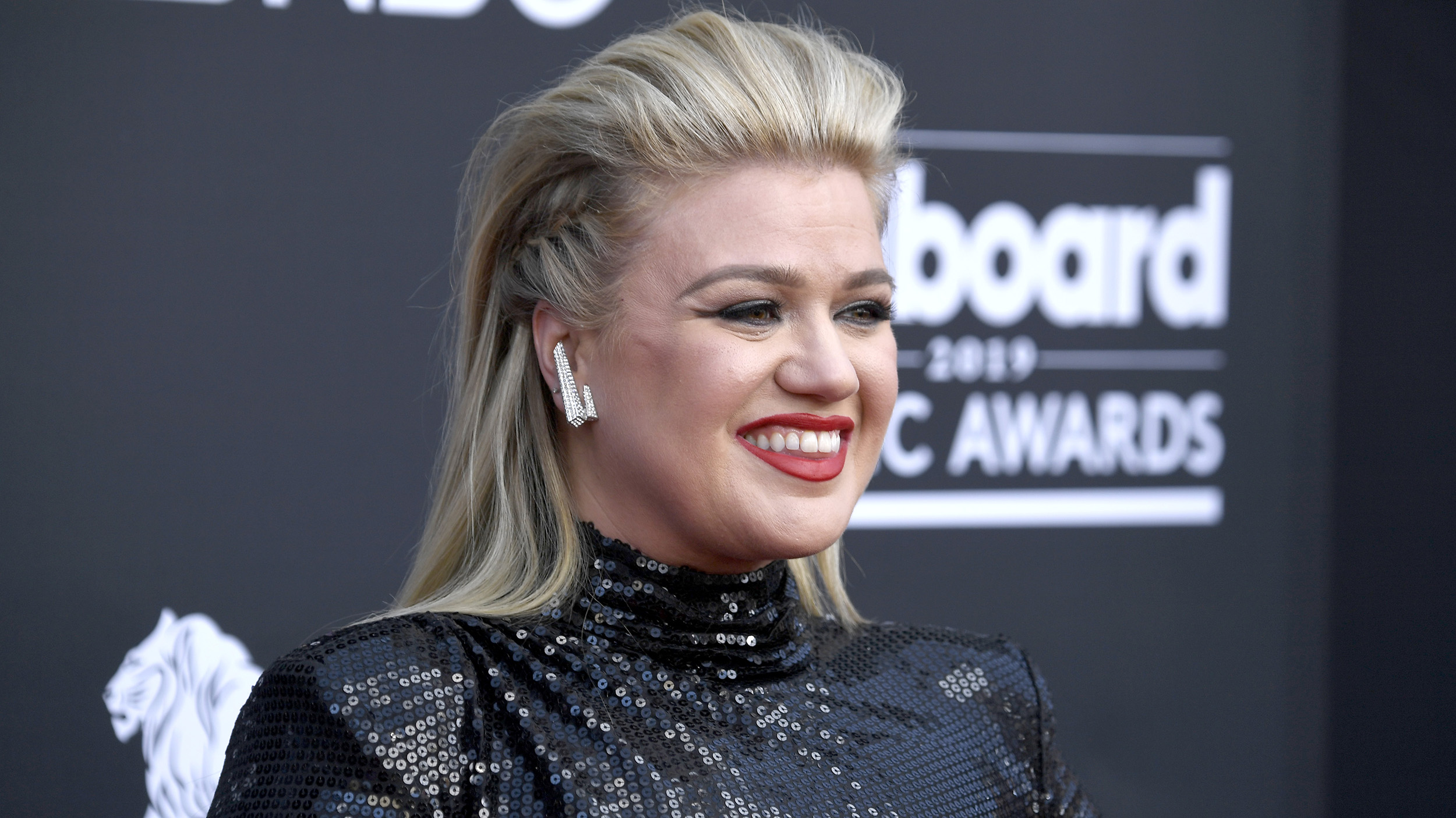 Kelly Clarkson to fill in for Simon Cowell on “America’s Got Talent”