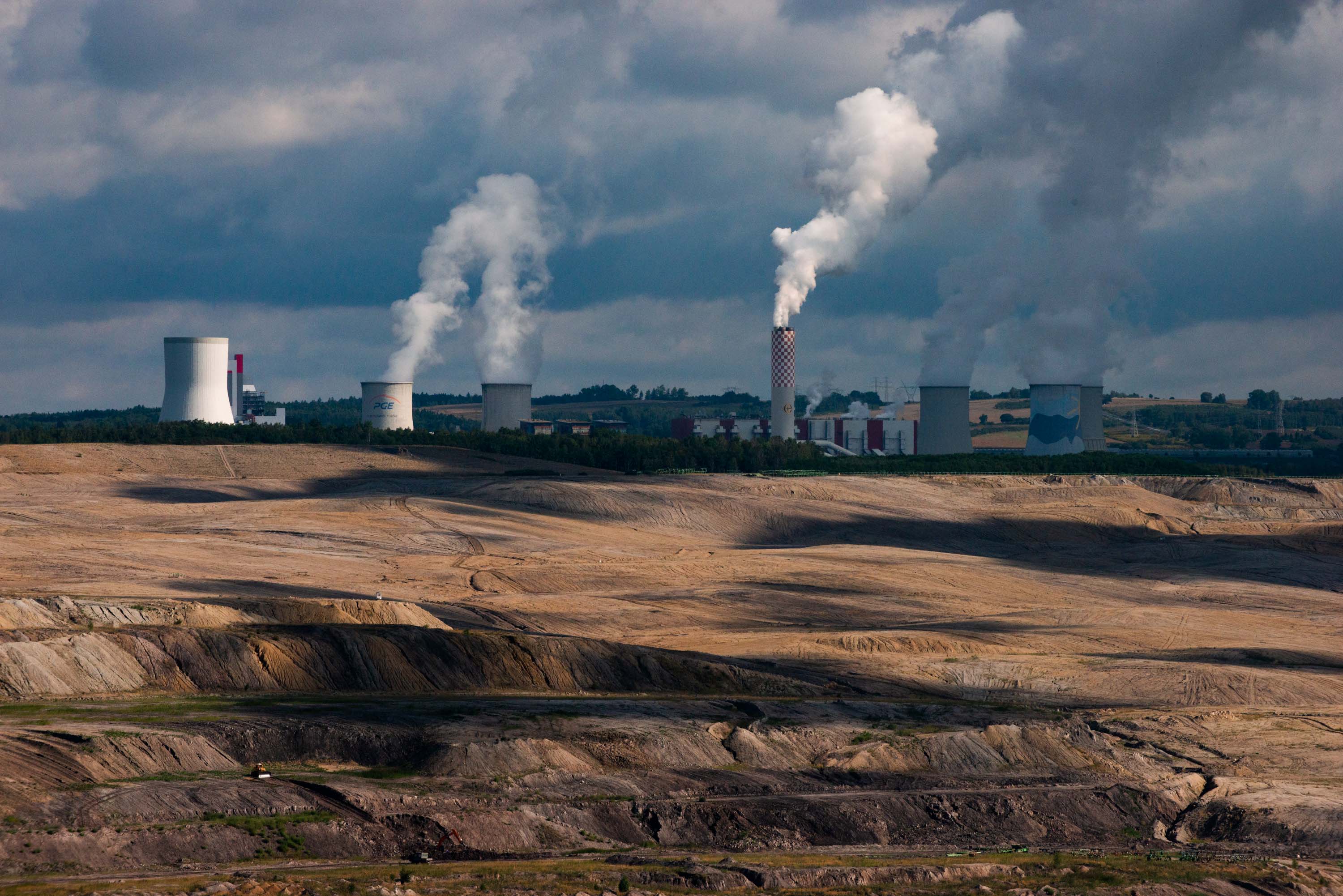 We're at a turning point on climate change. But most countries are still choosing fossil fuels over clean energy, report says