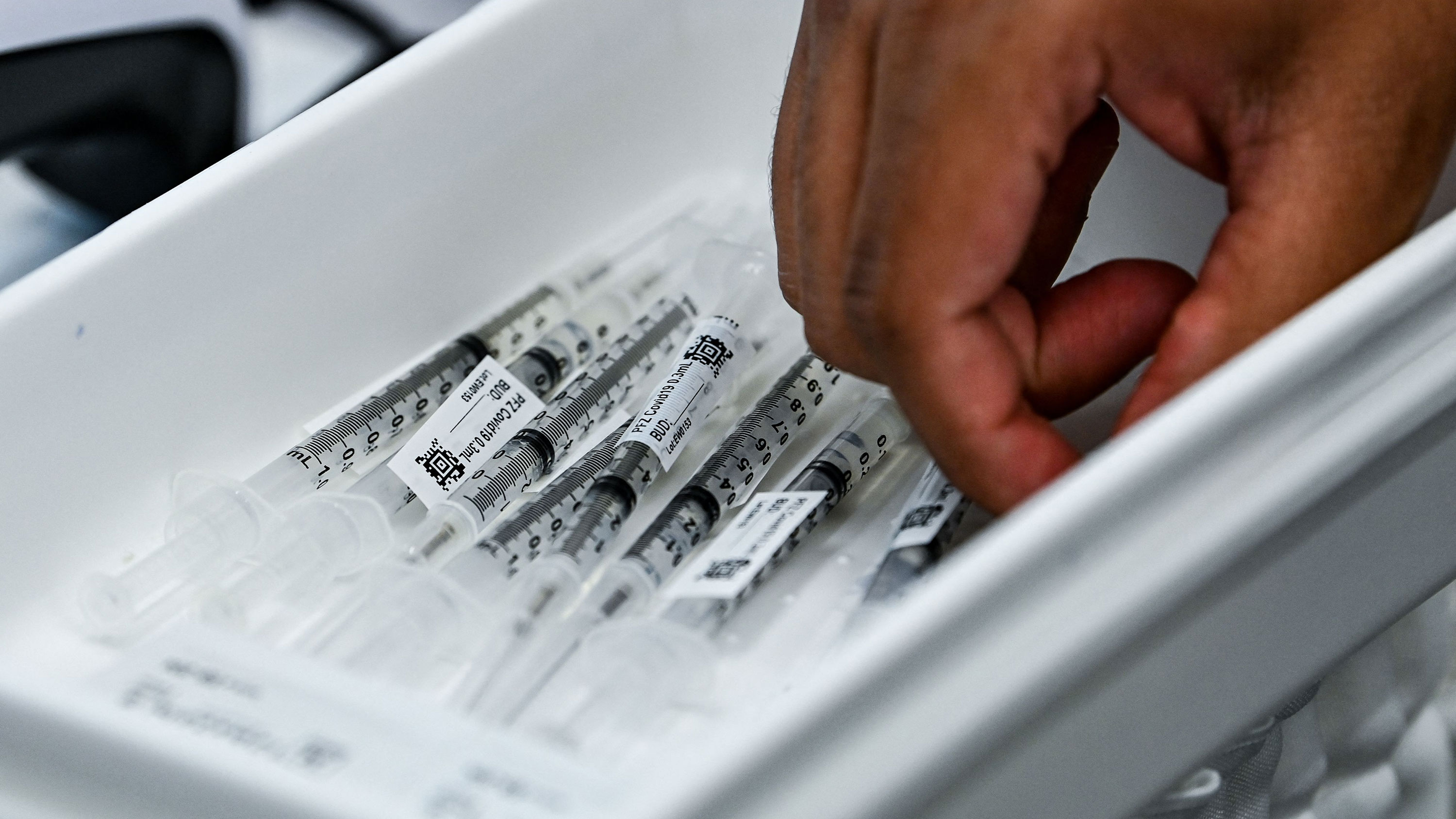 Only 2 “breakthrough” infections among hundreds of fully vaccinated people, new study finds