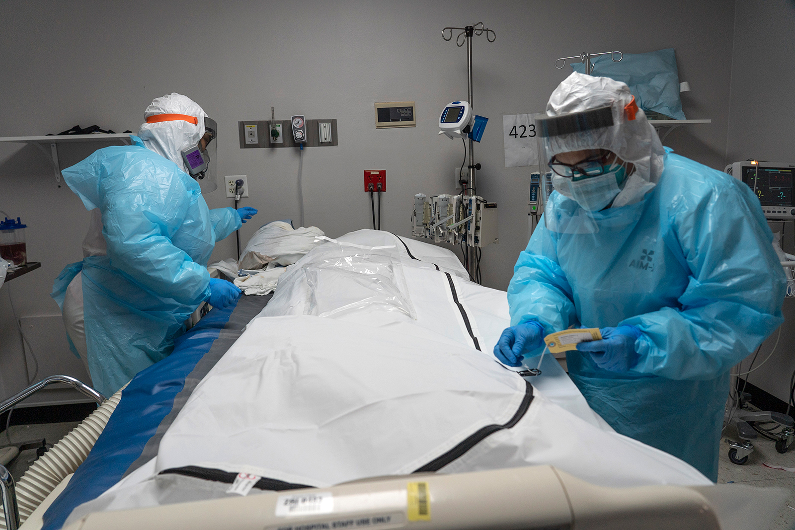 Coronavirus hospitalizations hit another record as experts warn Thanksgiving gatherings could worsen the pandemic