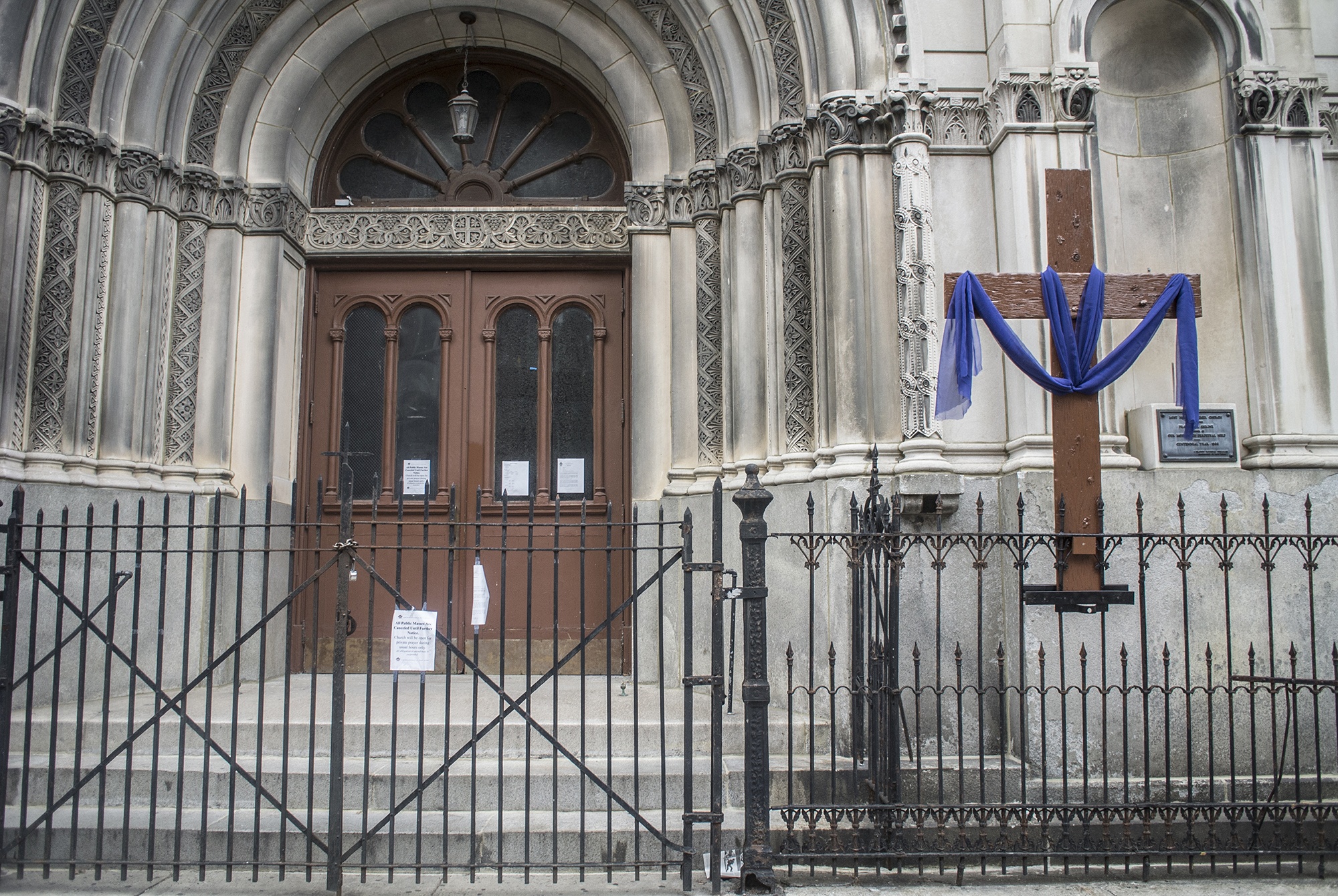 In a 5-4 ruling, Supreme Court sides with religious groups in a dispute over Covid-19 restrictions in New York