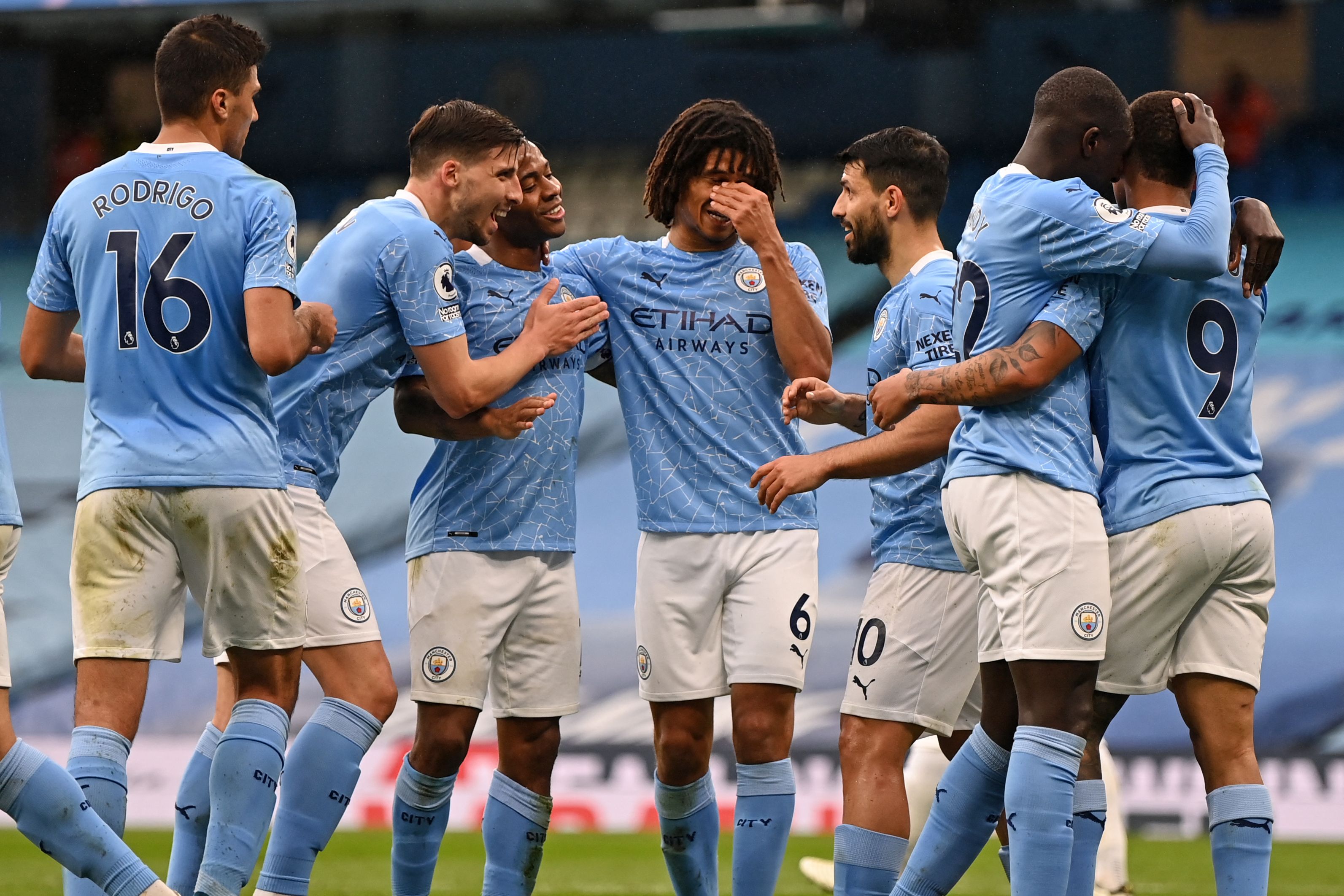 Manchester City wins English Premier League title after Manchester United lose