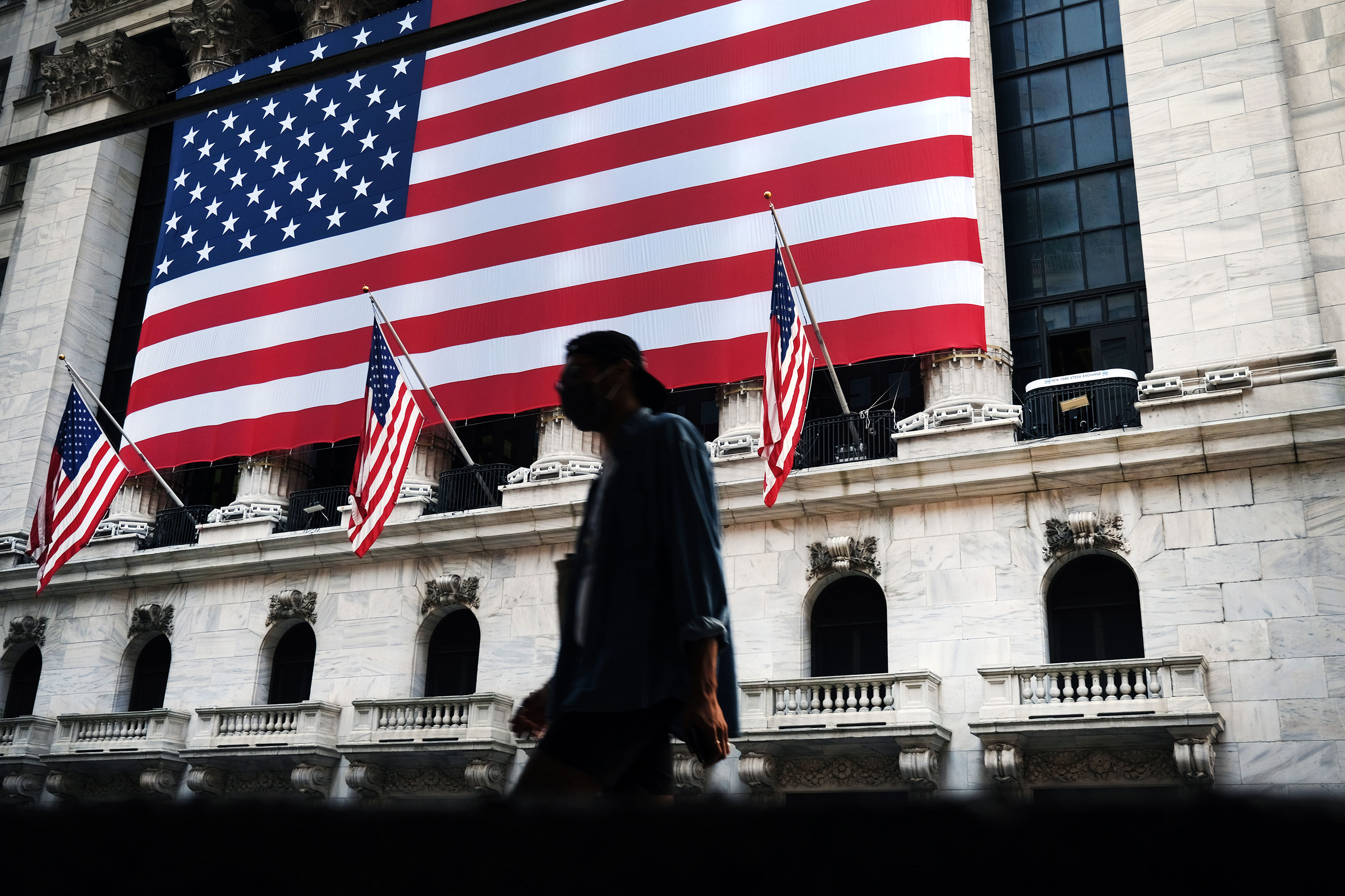 Dow tumbles 800 points as coronavirus fears mount