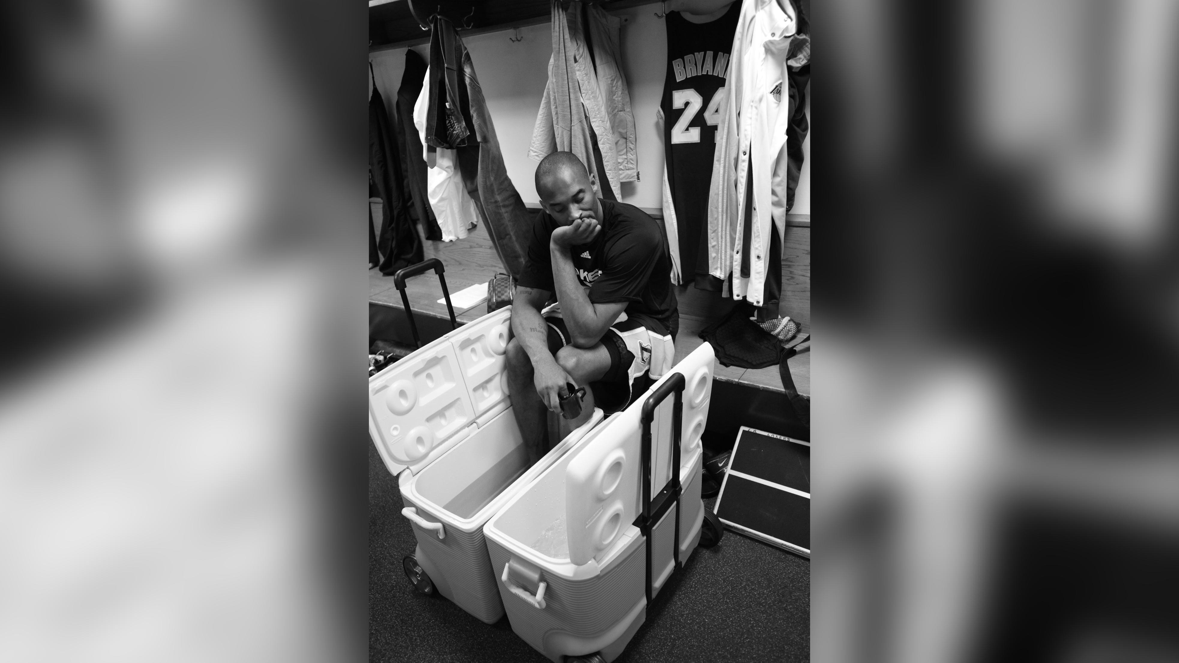 This photo of an injured Kobe Bryant willing himself to play sums up the Mamba mentality, photographer says