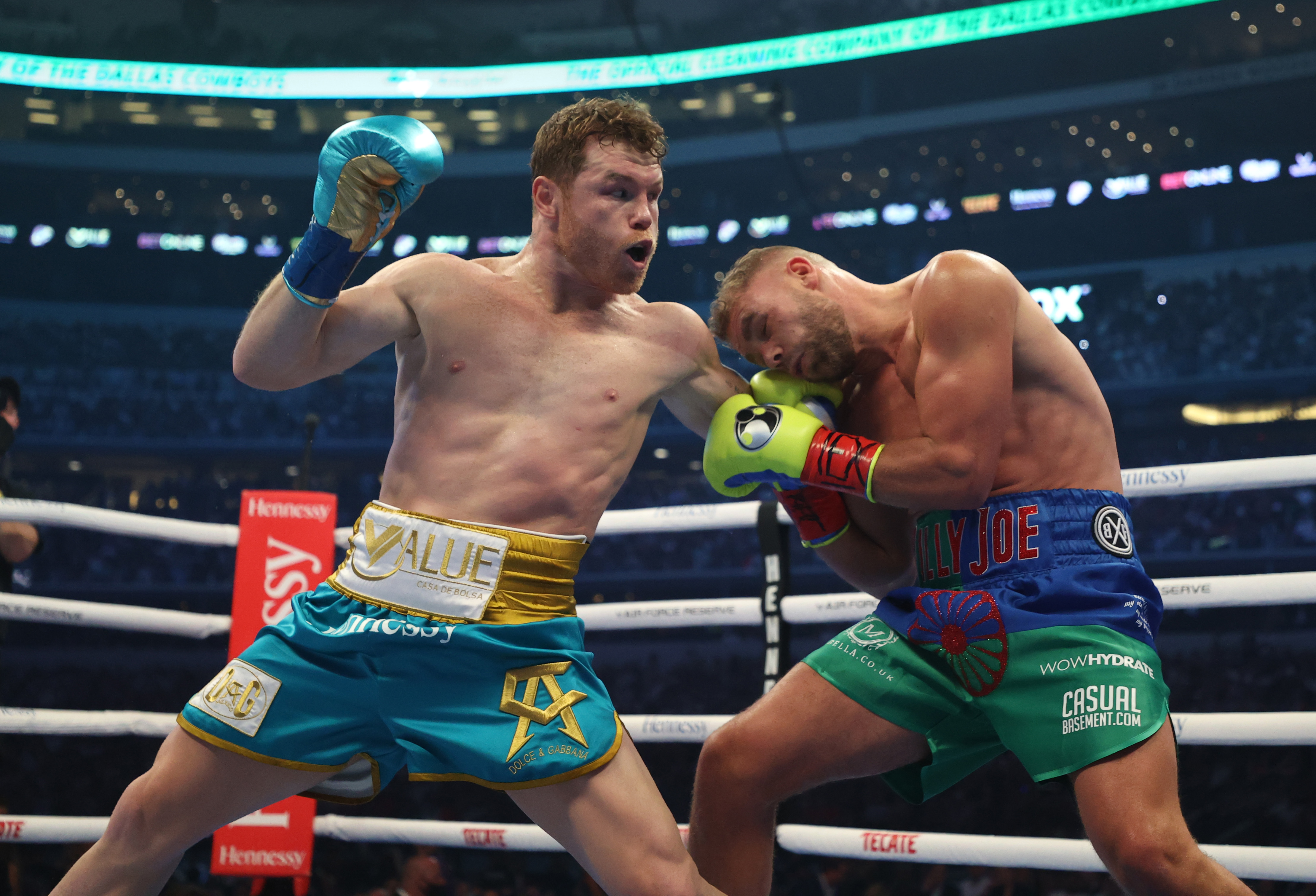 Canelo Alvarez stops Billy Joe Saunders in front of record 73,126 fans in Texas