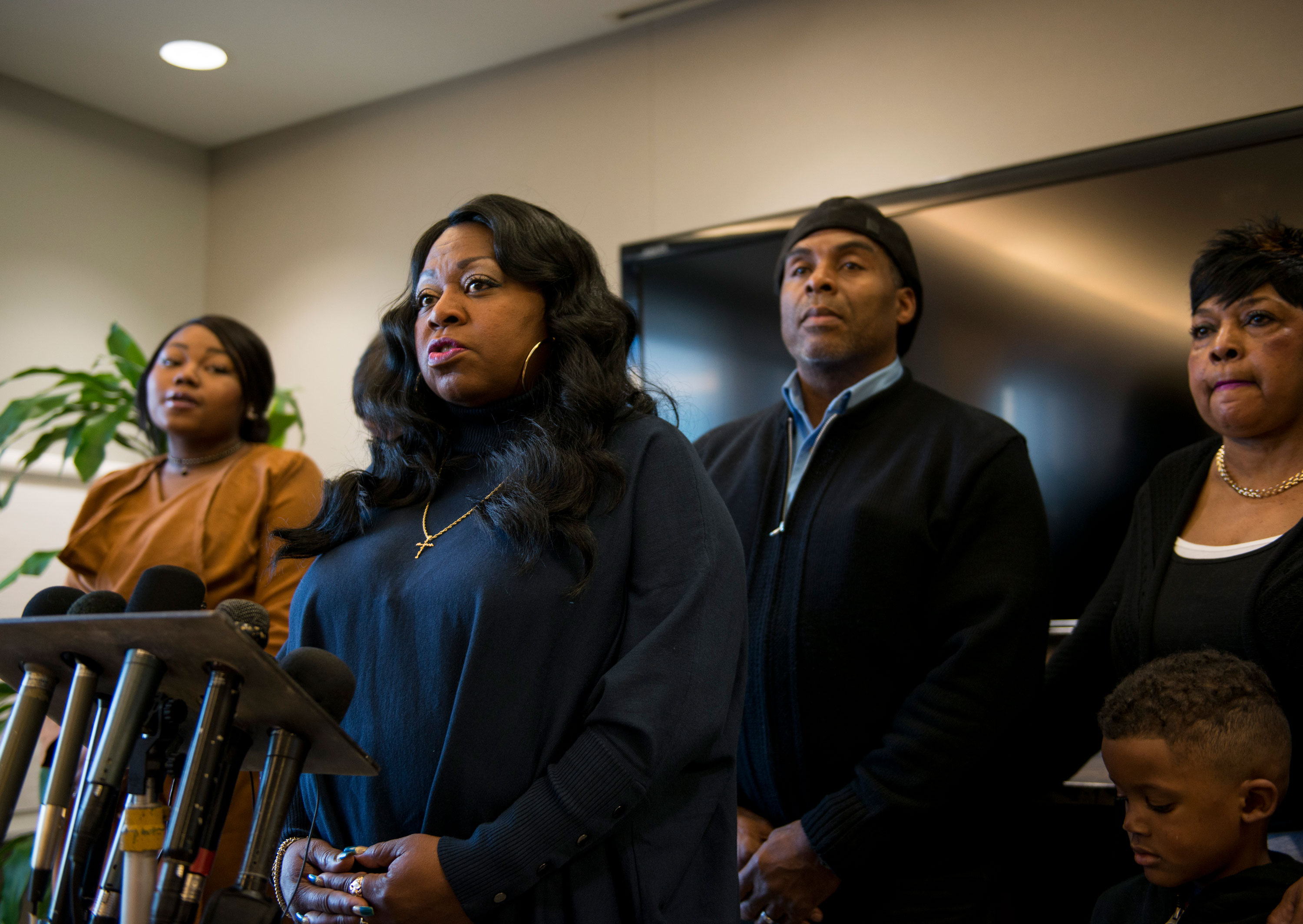 Minnesota changes its driver’s manual after Philando Castile’s mother pushes for updates