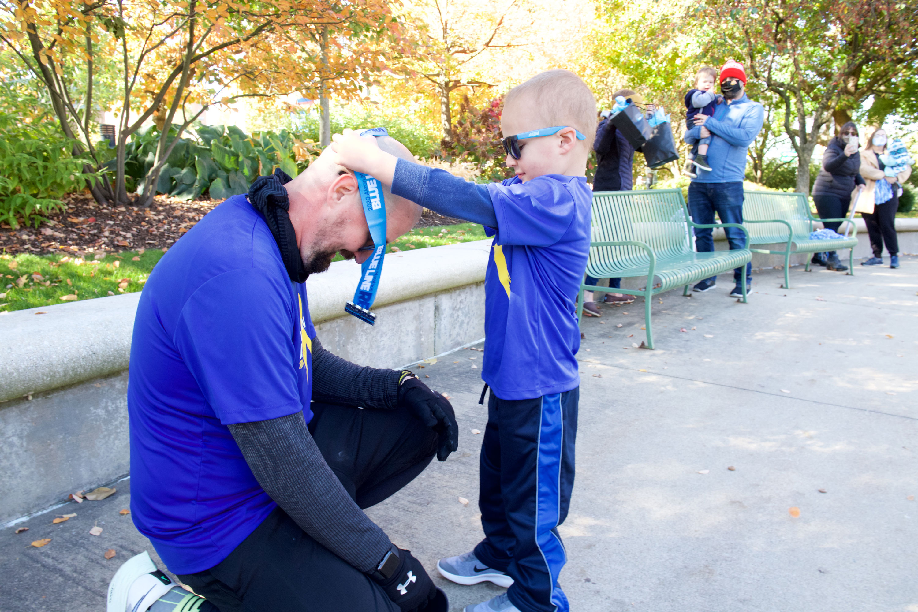 An Ohio dad runs his first marathon around hospital for 4-year-old son with cancer