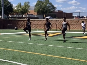 Xavique Cyrus action photo